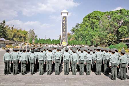 德宏军分区官兵清明祭奠革命先烈(图)