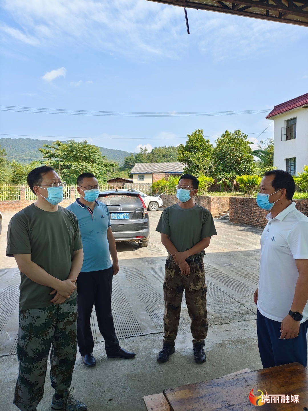 近日,州委常委,瑞丽市委书记翟玉龙到户育乡督促检查边境管控工作时