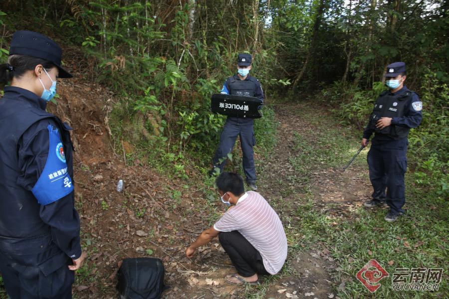 图为民警抓获涉嫌偷渡的犯罪嫌疑人 供图