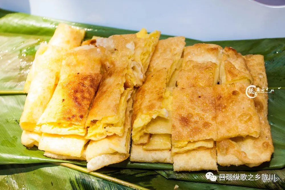 缅甸甩粑粑以鸡蛋液和成的面团,用手甩成片,包入馅料,煎制而成.